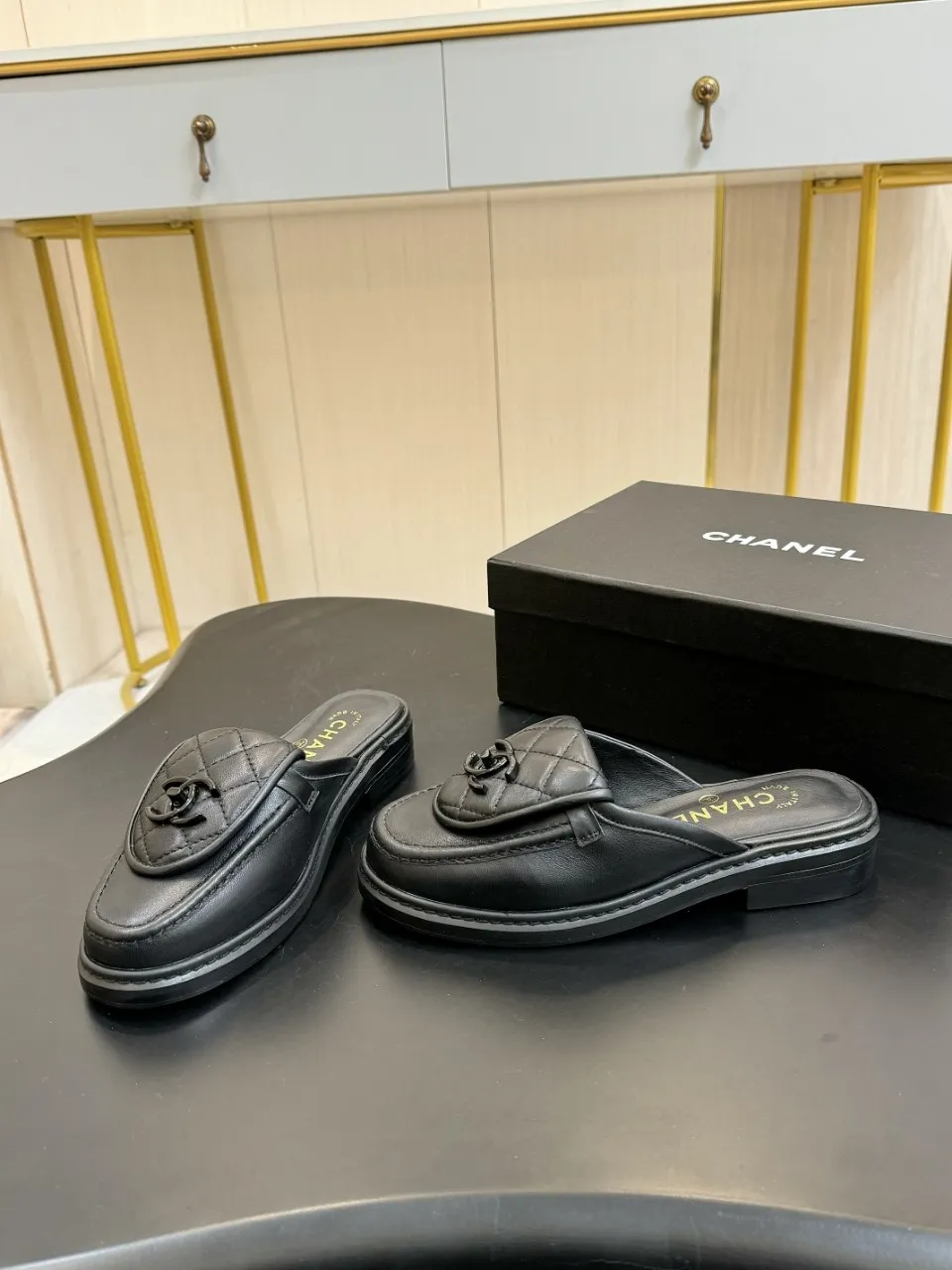 👟👟Ex-factory price 560👟👟 🔥🔥🔥Xiaoxiang official website synchronizes the high version of CHANEL 2025 Chanel top buckle exposed heel shoes, a must-have hot style for early spring, the goddess series, with the elegant and ladylike temperament of the fragrance family, super durable, irresistible, and exciting... ▪️The upper is imported sheepskin ▪️Inside imported sheep lining (same as the original) ▪️Original model opening, genuine leather outsole🇮🇹 ▪️Standard code 35- 41 42 Customized, non-returnable
